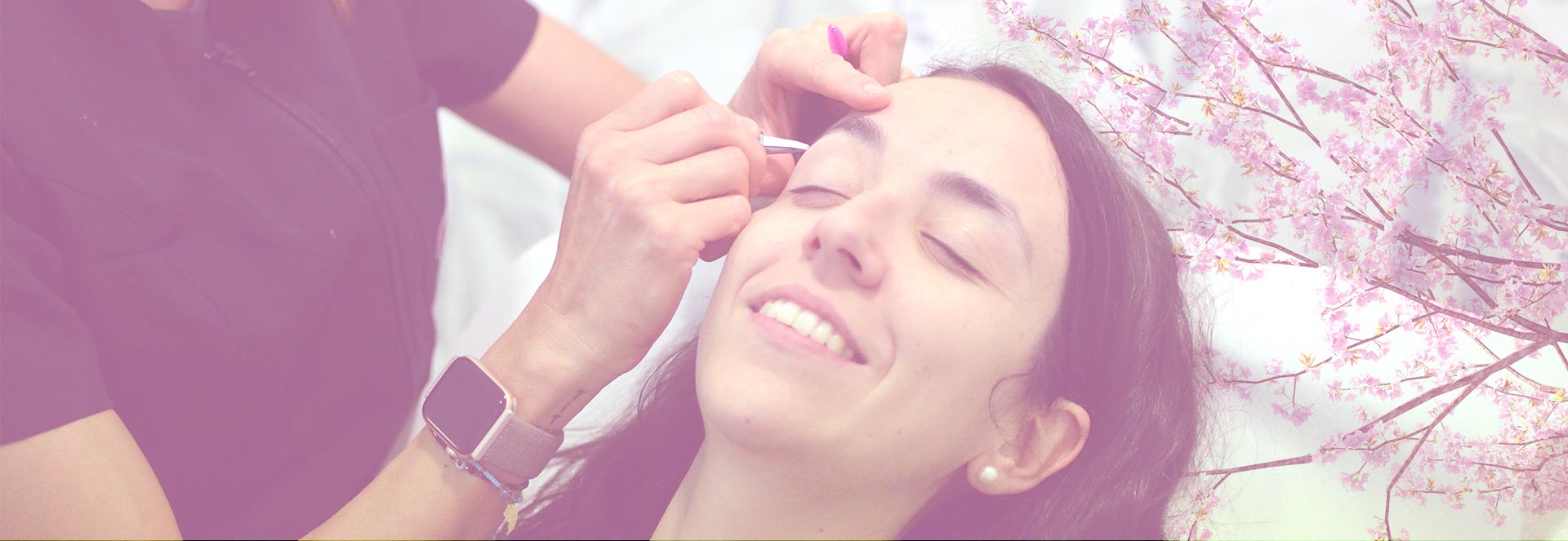 Chica recibiendo tratamiento facial y con diseño y depilación de cejas en centro de estética Kiré, en Valladolid